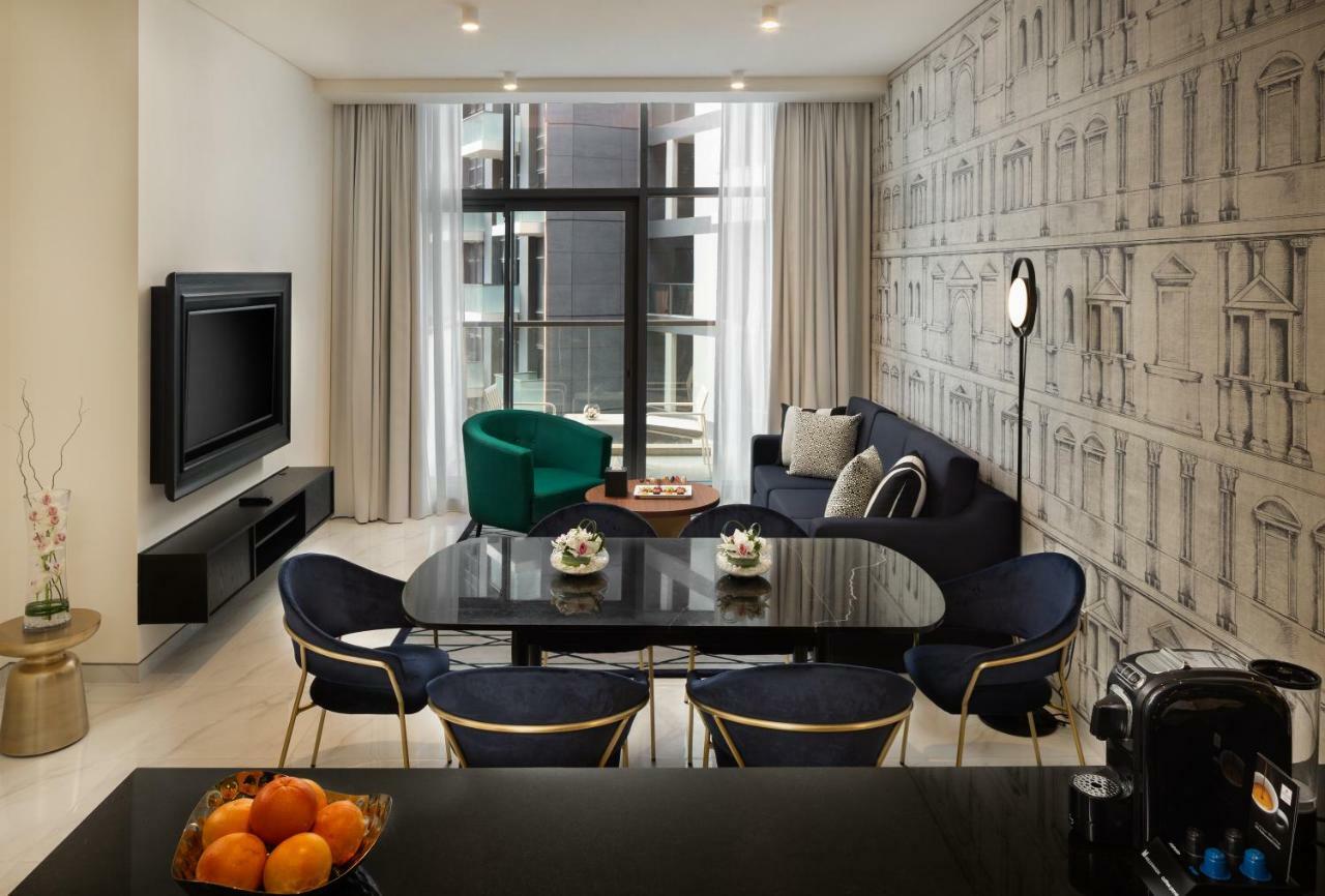 두바이 밀레니엄 아트리아 비즈니스 베이 아파트 호텔 외부 사진 A living room in a serviced apartment in Hong Kong