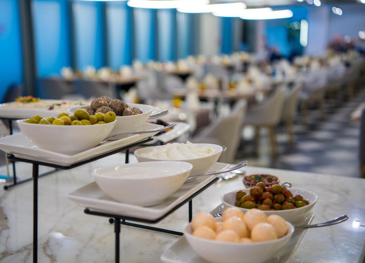 두바이 밀레니엄 아트리아 비즈니스 베이 아파트 호텔 외부 사진 A buffet at a hotel