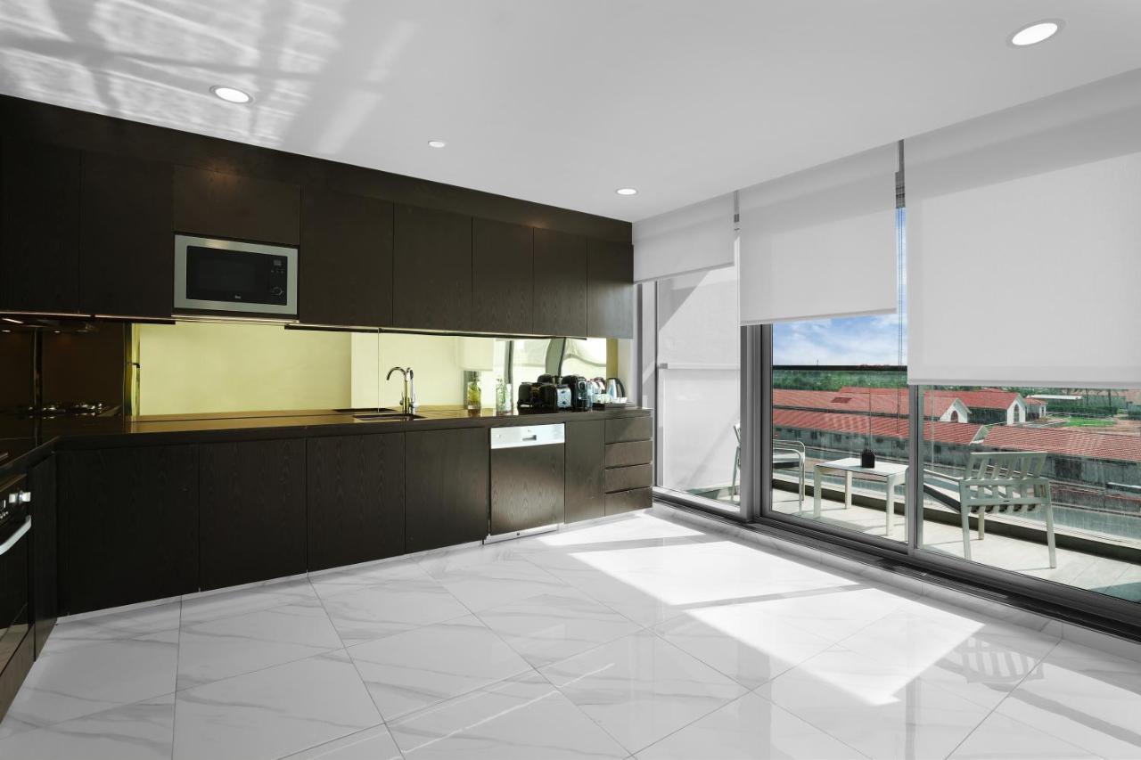 두바이 밀레니엄 아트리아 비즈니스 베이 아파트 호텔 외부 사진 A kitchen with a large window